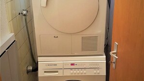 Ein kompaktes, zweiteiliges Waschgerät mit einem Bosch-Trockner von oben und einer Schulthess-Waschmaschine mit Frontlader.