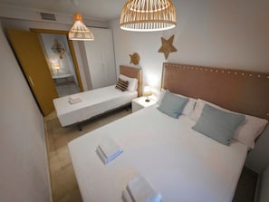 Individuell eingerichtet, laptopgeeigneter Arbeitsplatz