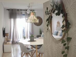 48-inch Smart TV with digital channels - Apartamentos Blue Suites Alicante (Alicante)