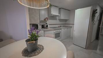 Een koelkast, een microgolfoven, een oven, een kookplaat