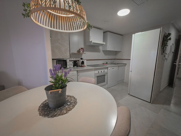 Frigorifero, microonde, forno, piano cottura