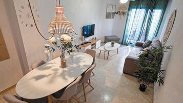 Departamento Deluxe | Área de sala de estar | Smart TV de 48 pulgadas con canales digitales