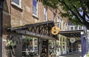 Une devanture de magasin avec une enseigne indiquant « Elicottville Coffee Co. » et « Alpine Bistro ».