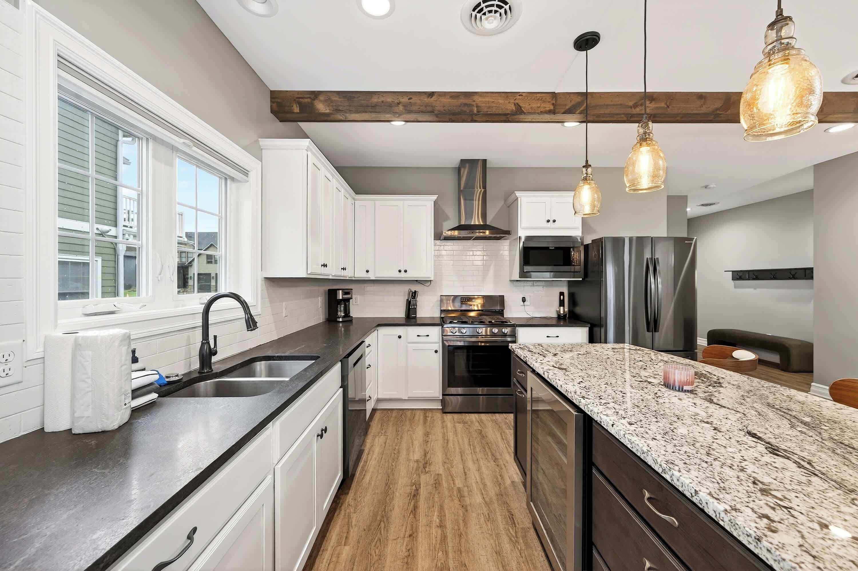 Kjøleskap, mikrobølgeovn, ovn og kokeplater