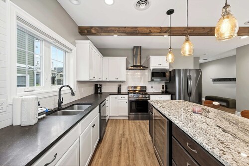 Village Townhouse, Walk to Shops, Garage