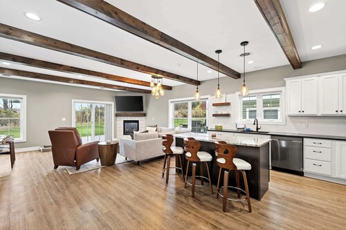 Village Townhouse, Walk to Shops, Garage