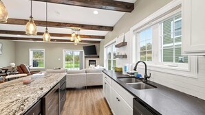Coffee/tea maker, fridge, microwave, oven - Village Townhouse, Walk to Shops, Garage (Ellicottville)