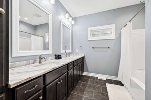Douche, sèche-cheveux, serviettes fournies