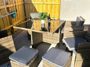 Outdoor dining - Urban Pause  on Duffy (Doreen)