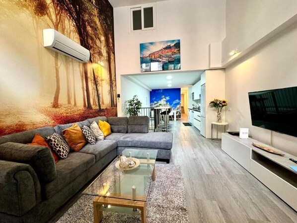 Apartamento Grand | Zona de estar | Una televisión de pantalla plana