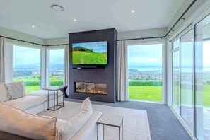 Una televisión, una chimenea