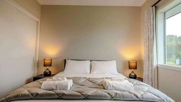 4 bedrooms, iron/ironing board, WiFi, bed sheets