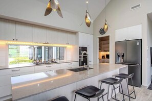 Fridge, microwave, oven, stovetop - Jojo's Lookout - Stunning Lake Views with Spa (Rotorua)