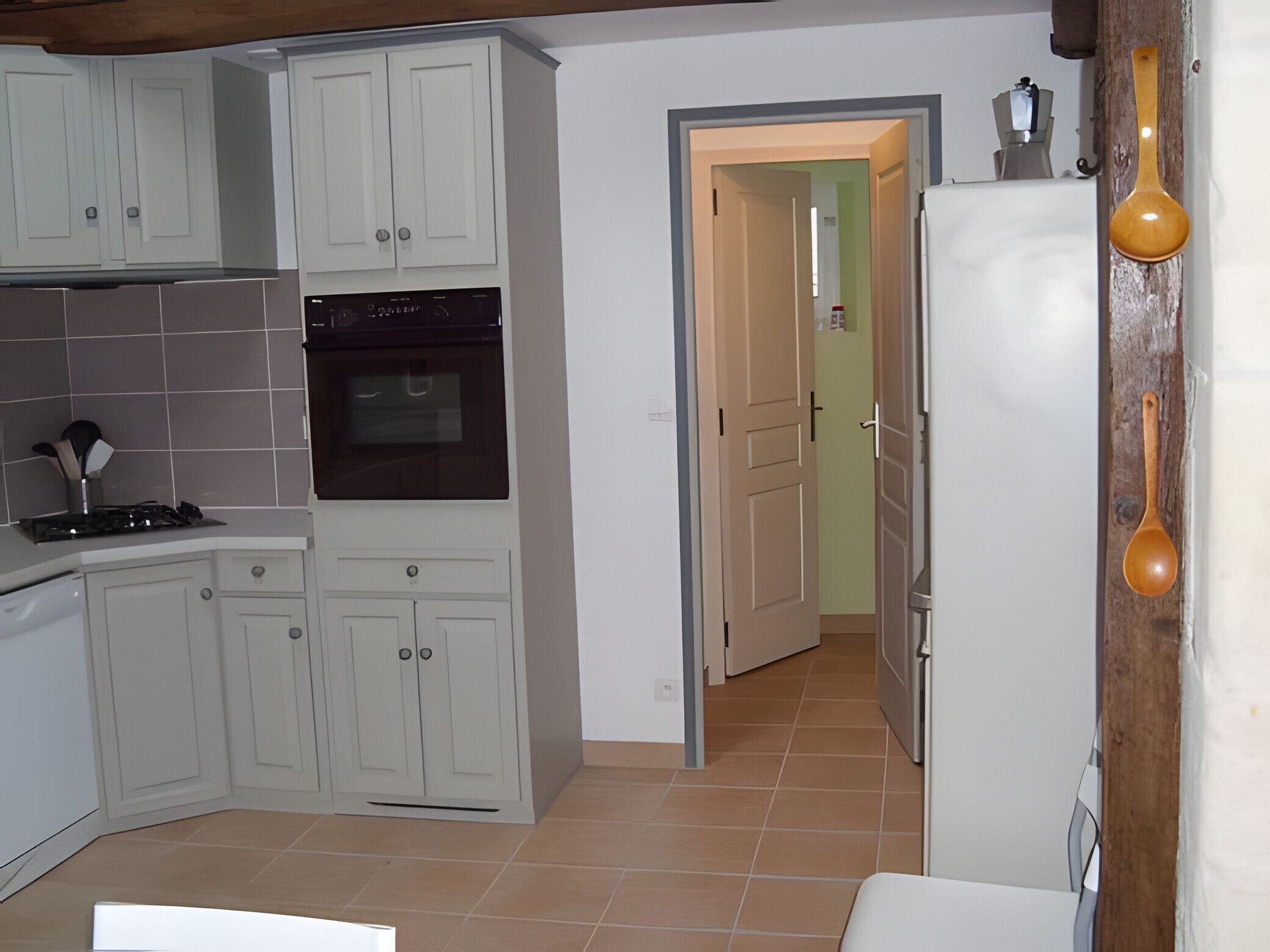 Jääkaappi, mikroaaltouuni, uuni, liesi