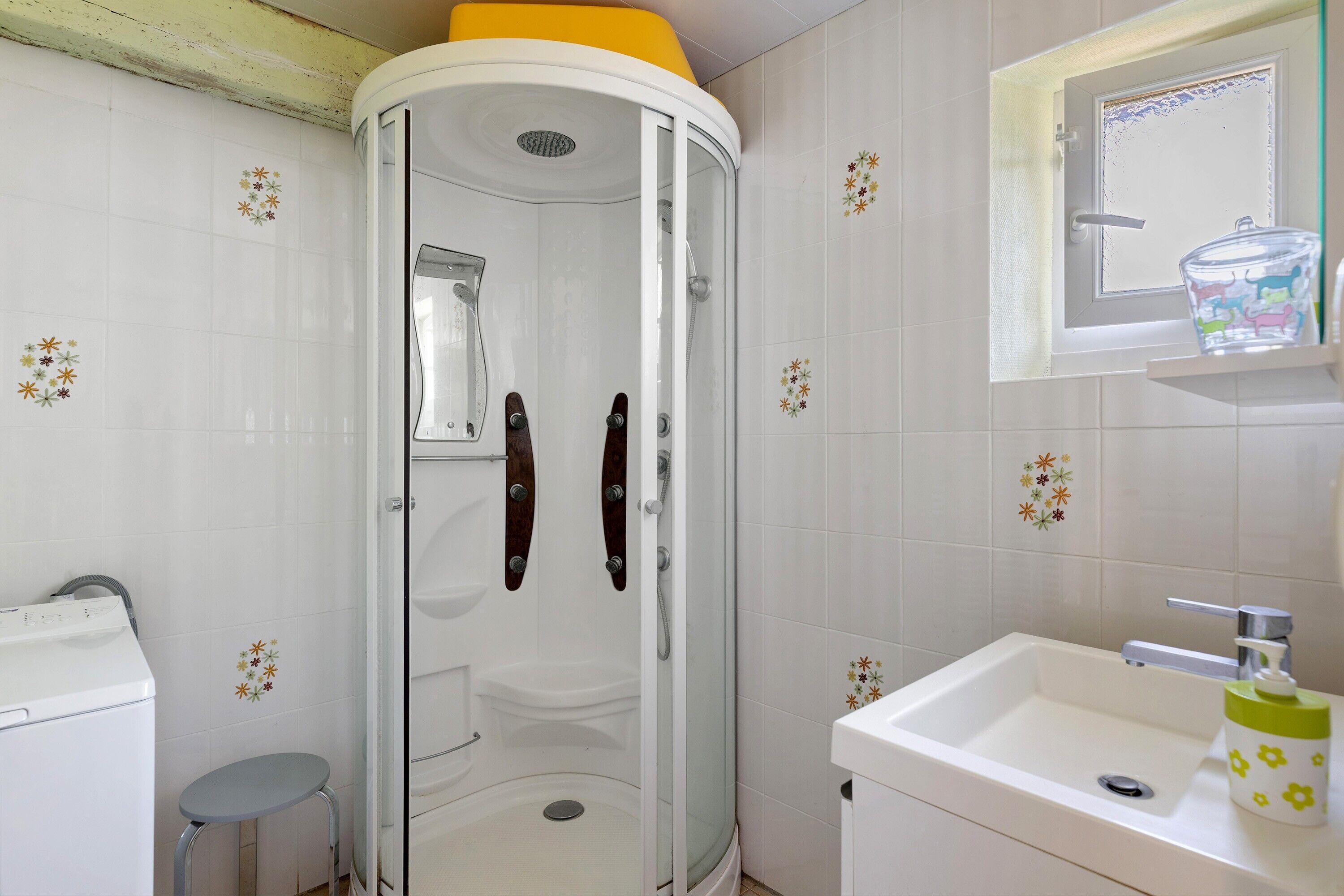 Een badkamer met een douchecabine, een wastafel en toilet.
