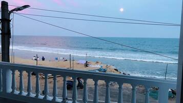 På stranden och solstolar