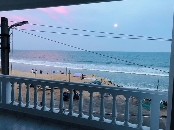 على الشاطئ، كراسي للتشمس