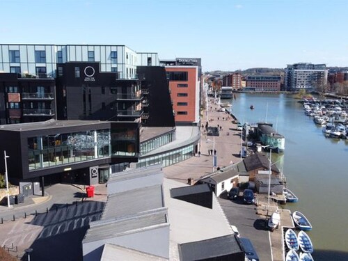 Pass the Keys | Bright riverside apartment/ Pass The Keys