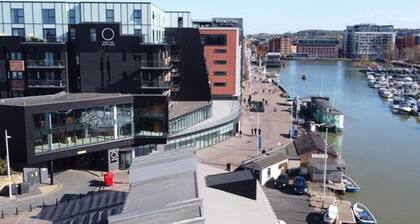 Pass the Keys | Bright riverside apartment/ Pass The Keys