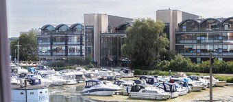 Pass the Keys | Bright riverside apartment/ Pass The Keys