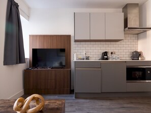 Fridge, oven, toaster, cookware/dishes/utensils