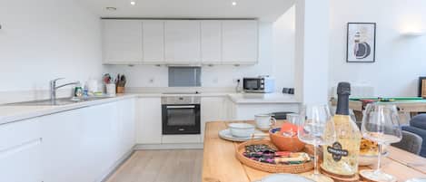 Kühlschrank, Mikrowelle, Ofen, Geschirrspüler