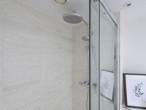 Douche, séchoir à cheveux, serviettes fournies