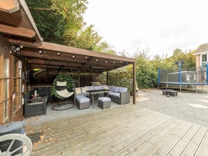 Outdoor dining - Spacious Home Heated Pool(April-Sep) in Tilehurst - Pass the Keys (Reading)