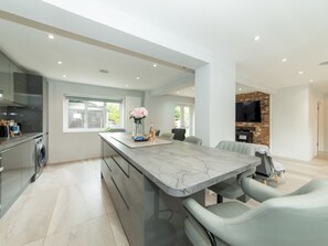 Dining - Spacious Home Heated Pool(April-Sep) in Tilehurst - Pass the Keys (Reading)