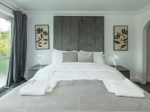 5 bedrooms, iron/ironing board, free WiFi, bed sheets - Spacious Home Heated Pool(April-Sep) in Tilehurst - Pass the Keys (Reading)