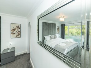 5 bedrooms, iron/ironing board, free WiFi, bed sheets - Spacious Home Heated Pool(April-Sep) in Tilehurst - Pass the Keys (Reading)