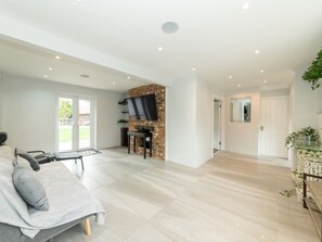 Smart TV - Spacious Home Heated Pool(April-Sep) in Tilehurst - Pass the Keys (Reading)