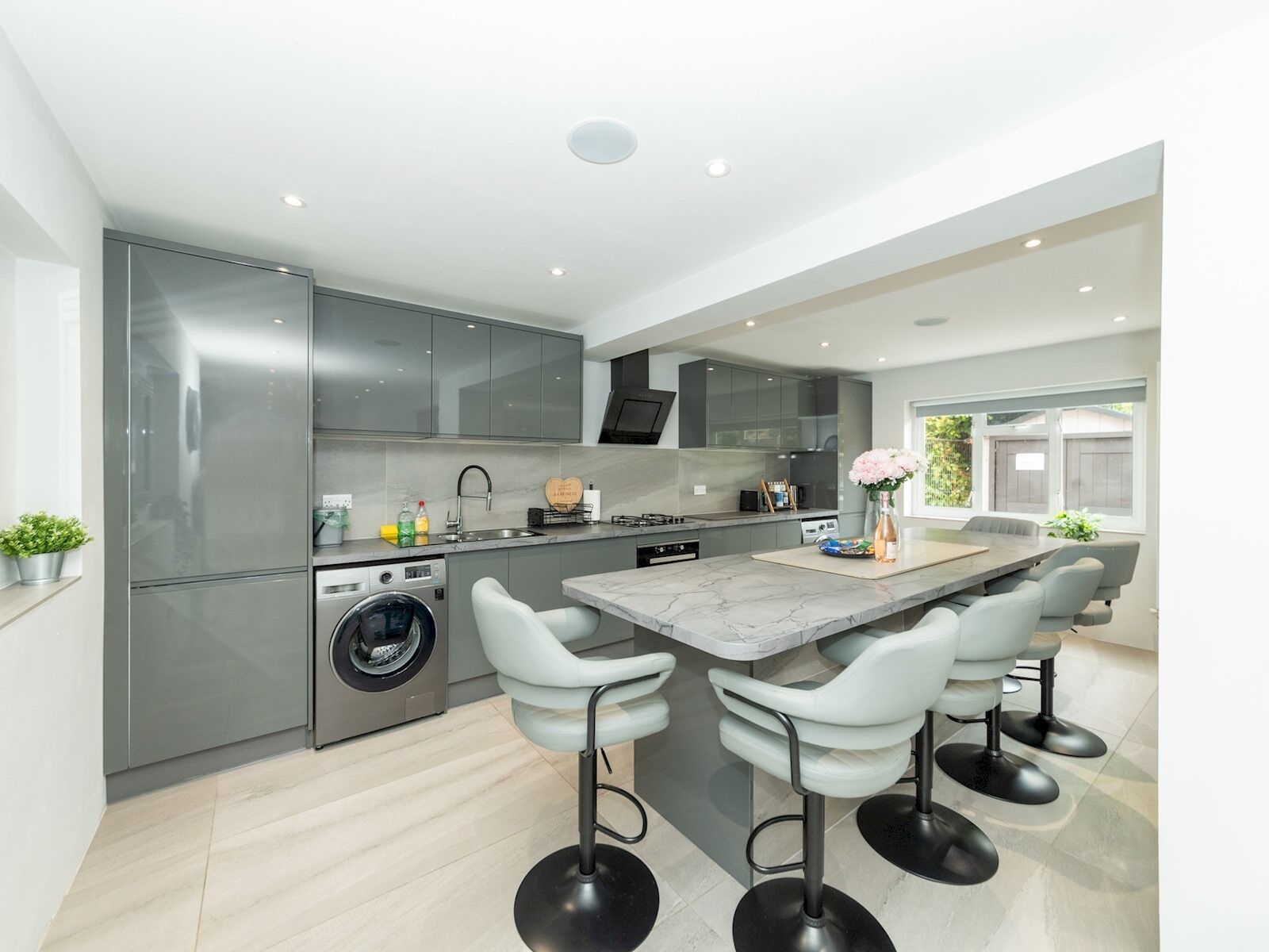 Kylskåp, mikrovågsugn, ugn och diskmaskin