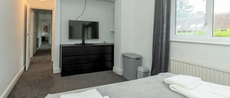 5 habitaciones, tabla de planchar con plancha y wifi gratis