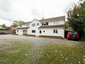 Exterior - Spacious Home Heated Pool(April-Sep) in Tilehurst - Pass the Keys (Reading)