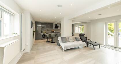 Spacious Home Heated Pool(April-Sep) in Tilehurst - Pass the Keys