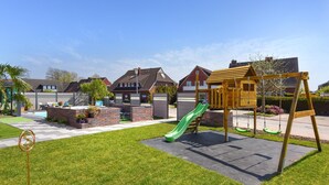 Ein Wohngebiet mit Spielplatz, Schwimmbad und Häusern.