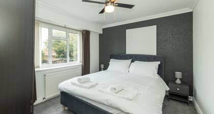 Pass the Keys | Bright House with Smart TV & Home Comforts