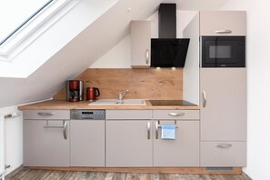 Réfrigérateur, micro-ondes, plaque de cuisson, lave-vaisselle