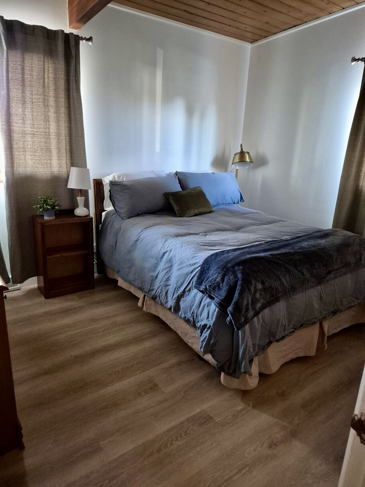 3 bedrooms, desk, iron/ironing board, travel crib