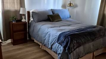 3 soverom, skrivebord, strykejern/-brett og reiseseng for barn