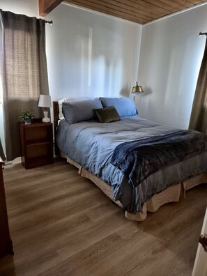 3 bedrooms, desk, iron/ironing board, travel crib - Main St Retreat - MCM Styled and Beautiful Patio (Miles City)