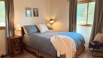 3 bedrooms, desk, iron/ironing board, travel crib