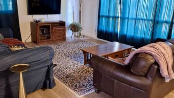 Smart TV, libri, biblioteca musicale