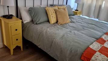 3 bedrooms, desk, iron/ironing board, travel crib