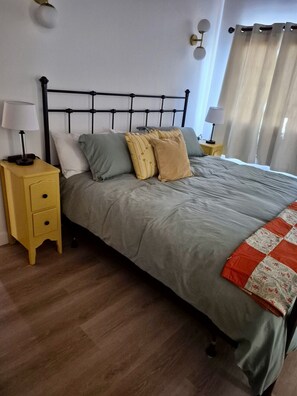 3 室のベッドルーム、デスク、アイロン / アイロン台、旅行用ベビーベッド