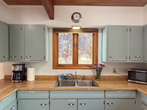 Coffee/tea maker, fridge, microwave, oven