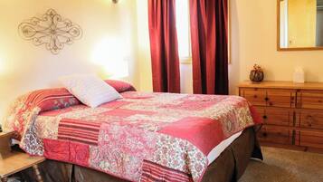 3 habitaciones, escritorio y tabla de planchar con plancha