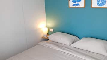 Apartamento, balcón, vistas a la montaña | Caja fuerte, cortinas opacas, tabla de planchar con plancha