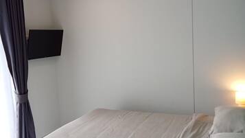 Caja de seguridad en la habitación y cortinas blackout